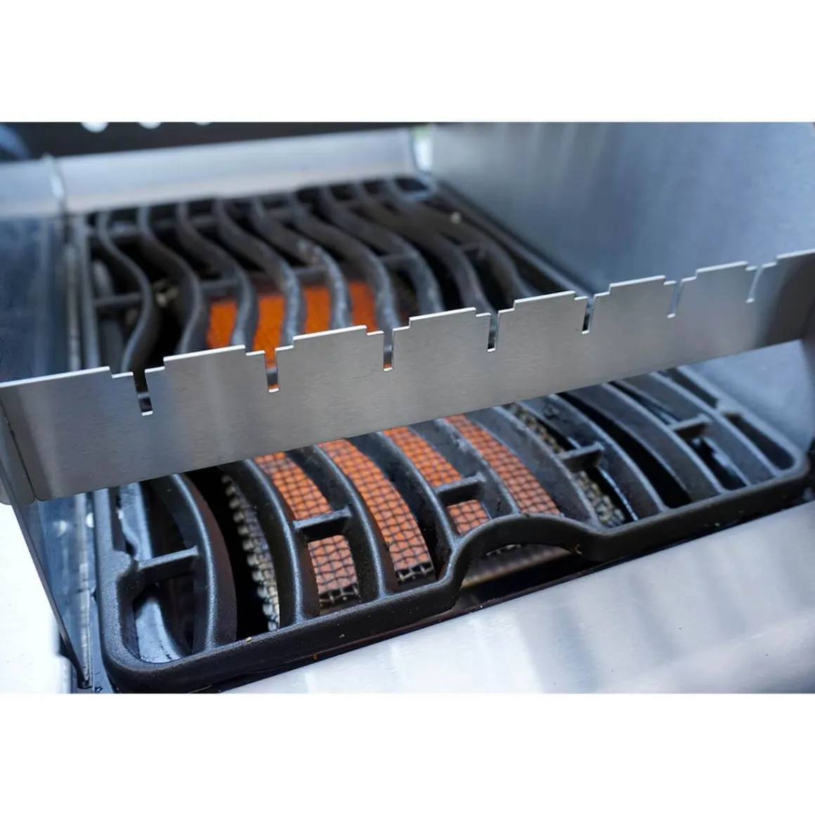 Windschutz für Napoleon und Broil King 800 Grad Seitenkocher | Sizzle Zone (groß) mit Spießauflage