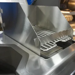 Windschutz für Napoleon und Broil King 800 Grad Seitenkocher | Sizzle Zone (groß) mit Spießauflage